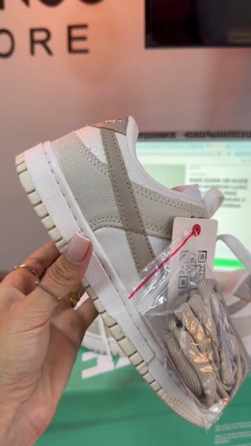 Video de NIKE DUNK SB NUDE COM MARROM LUXO QUALIDADE 1000 GLITTER PREMIUM 2 CADARÇO {FORMA NORMAL}