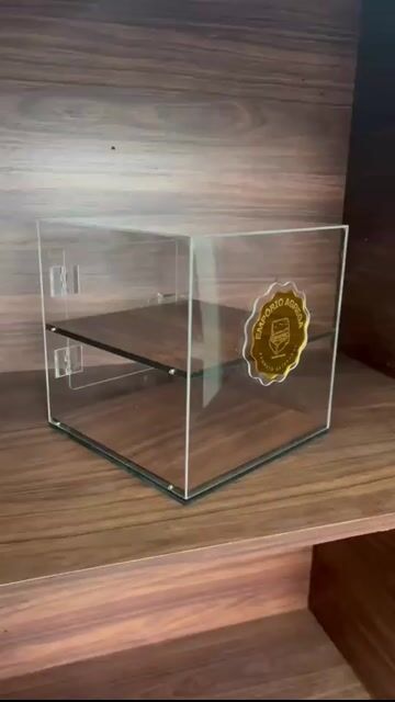 Vídeo de Expositor de Acrílico com MDF em 2 andares - 22x22x22 cm