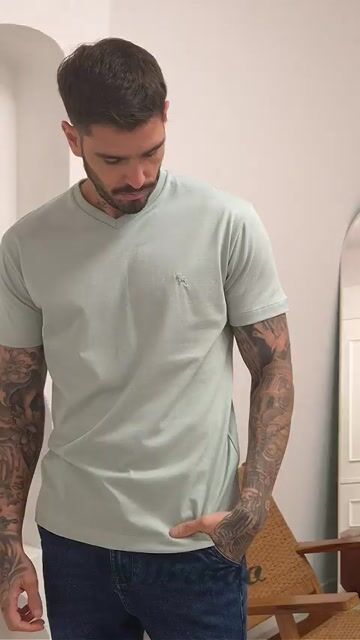 Video de Remera básica escote V cemento