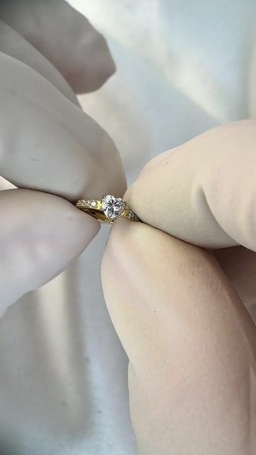 Vídeo de Argola cravejada zircônia coração - Titânio PVD Gold