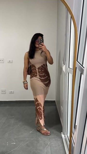 Vídeo de Vestido Midi Tule Forro Regata Gola Alta Fendas Estampado Ângela Folhas Marrom