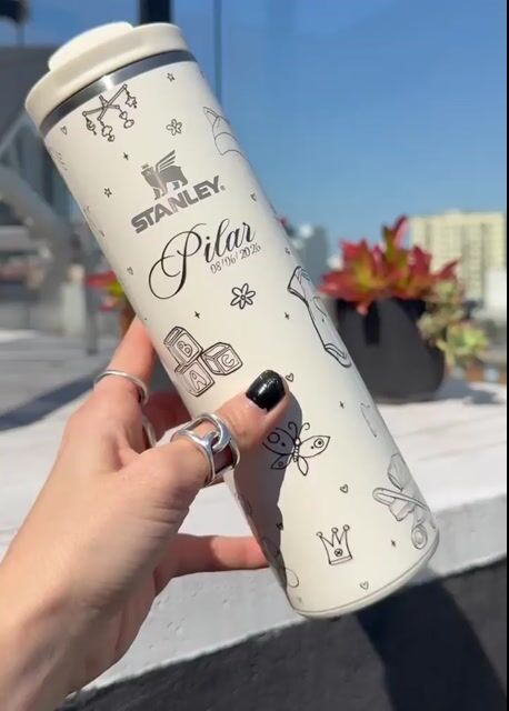 Video de BOTELLA AEROLIGHT STANLEY THE TRANSIT FLIPTOP MUG| 473 ml - FULL GRABADO PERSONALIZADO