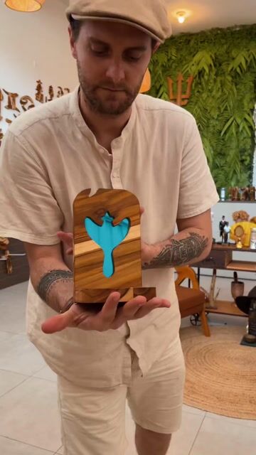 Vídeo de Kit Porta Vela Iemanjá - 20cm Alt + Suporte Vidro Duplo + Vela 7 Dias Azul Claro + Vela Palito Azul Claro