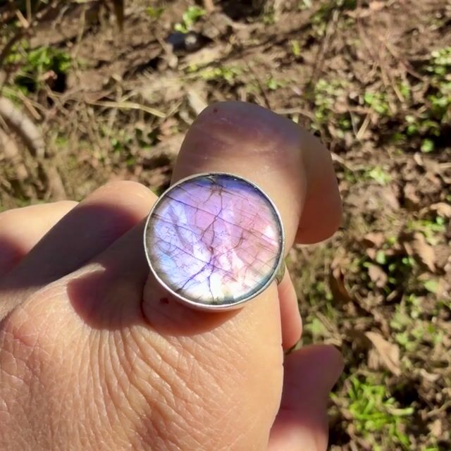 Video de Anillo de Labradorita Violeta en Plata 925 Regulable – Intuición, Protección y Transformación - (copia)