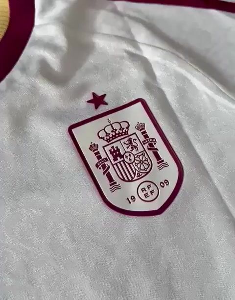 Video de CAMISETA ESPAÑA 25/26 SUPLENTE MANGA LARGA LAMINE YAMAL 19 - TELA JUGADOR