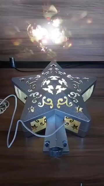 Vídeo de PONTEIRA NATALINA ESTRELA MUSICAL COM LUZ, 22CM X 10CM X 20.4CM, OPERADO A BATERIA OU USB