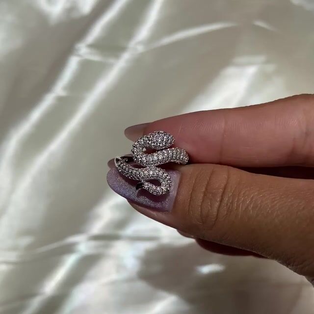 Video de Anel Ariadna · Prata 925 · Design Serpente · Cravejado
