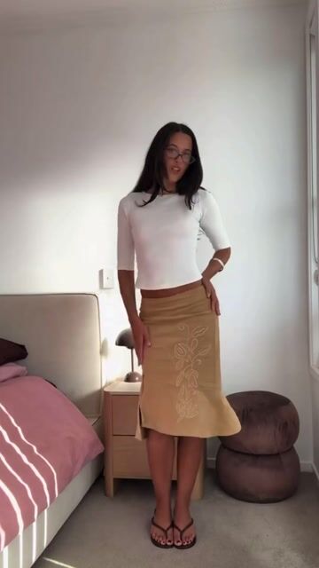 Video de NAOMI MIDI SKIRT KHAKI