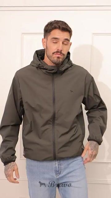 Video de Campera rompeviento Clark verde militar