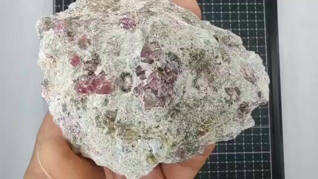 Video de 263 gr Granate Frambuesa y Vesuvianita 1 pz Minerales de Colección