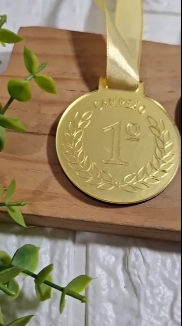 Video de 10 MEDALHAS COMPLETAS EM ACRILICO + MDF + ADESIVO + FITA