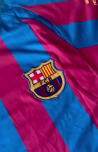Video de CAMISETA BARCELONA 2005/06 TITULAR RONALDINHO 10 PARCHE UCL