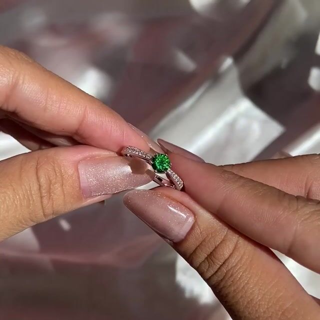 Video de Anel Naiara · Prata 925 · Verde 0,5ct · Solitário · Aro Cravejado