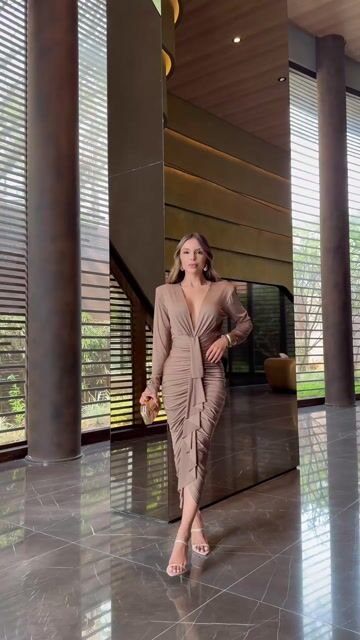 Vídeo de Vestido Midi Decote