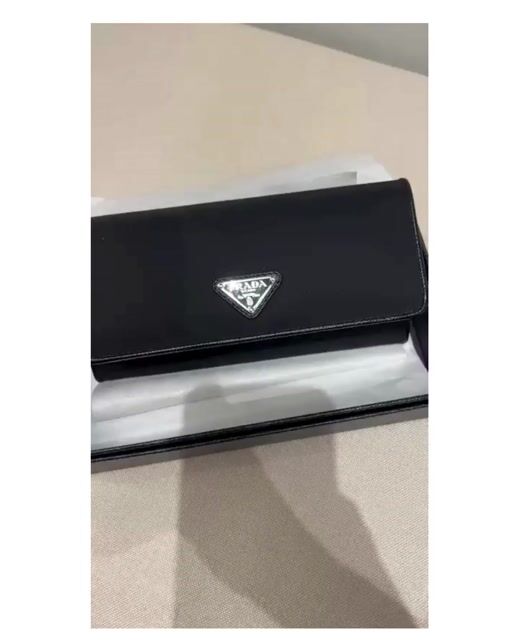 Vídeo de Carteira Prada Nylon Continental Wallet