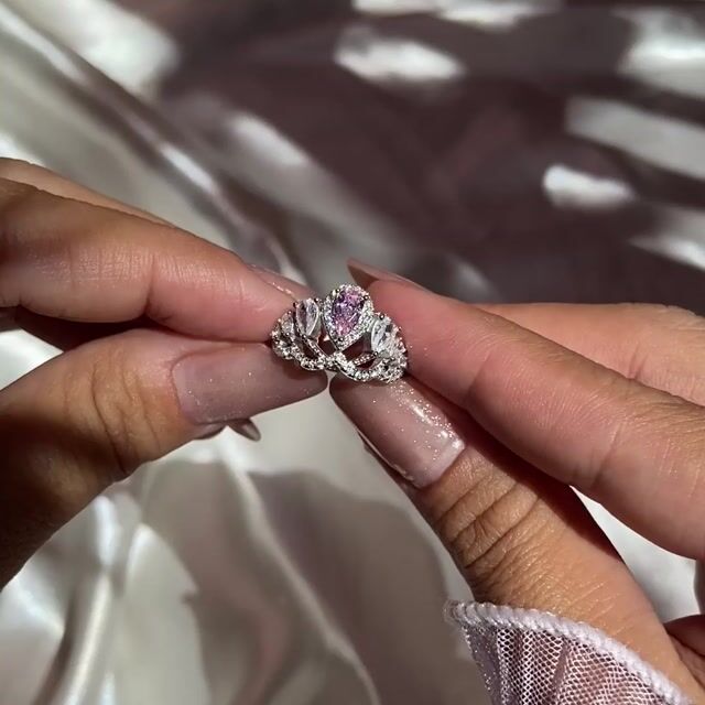 Video de Anel Francisca · Prata 925 · Pera Rosa · Solitário · Design Coroa