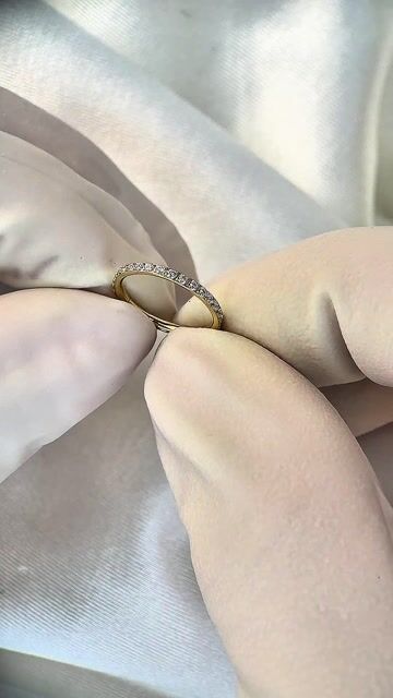 Vídeo de Argola cliker cravejada - Titânio PVD Gold