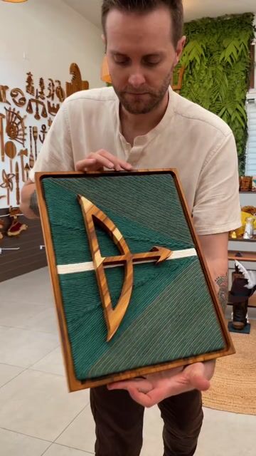 Vídeo de Quadro Oxóssi - 33cm Larg x43cm Alt - Collab Atelier e Romano