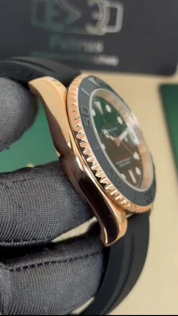 Video de Yacht-Master 43mm - AÇO ROSE/MOSTRADOR PRETO - SILICONE