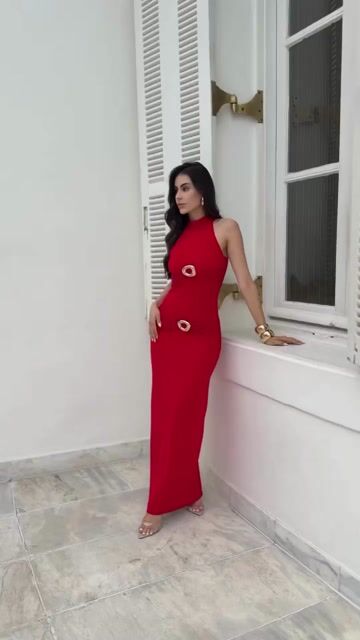 Vídeo de Vestido Longo com Gola Halter, Drapeado e Argolas Douradas