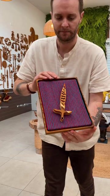 Vídeo de Quadro Ogum - 21cm Larg x 27cm Alt - Collab Atelier e Romano