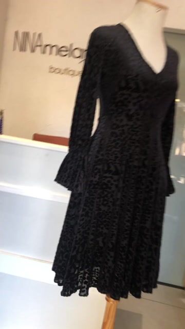 Vídeo de Vestido preto animal print veludo molhado - STRASS