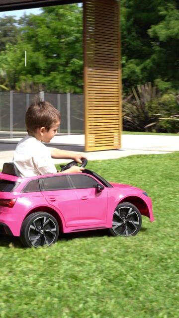 Video de Auto A Bateria 12v Audi Ruedas De Goma Asiento De Cuero