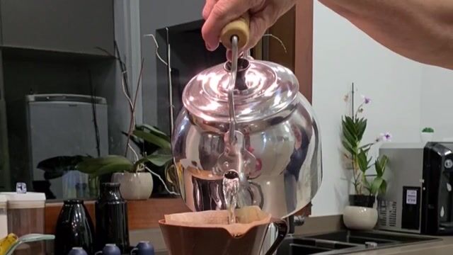 Vídeo de Chaleira em Alumínio N16 (1.8L) Alça de Arame Reforçado Premium