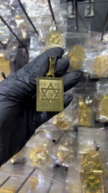 Vídeo de Pingente Estrela de Davi Quadrado M Banhado A Ouro 18K