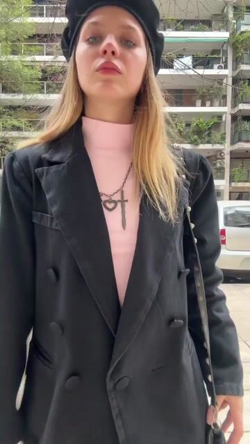 Video de Blazer Destroyed - Oversized de gabardina negra con roturas