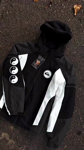Vídeo de Jaqueta Bobojaco Quiksilver Masculina Impermeável com Capuz Preto e Branco | Premium