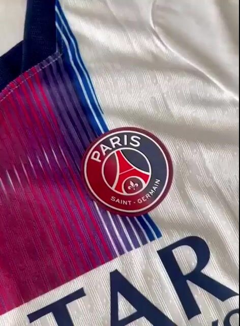 Video de CAMISETA 2026/27 PSG SUPLENTE BLANCA KVARATSKHELIA 7 - TELA JUGADOR