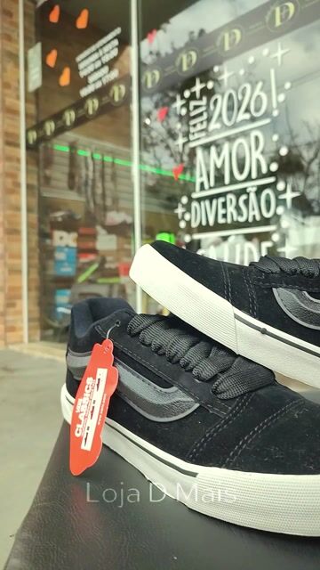 Vídeo de Tênis Vans Skatista Clássico Camurça Preto
