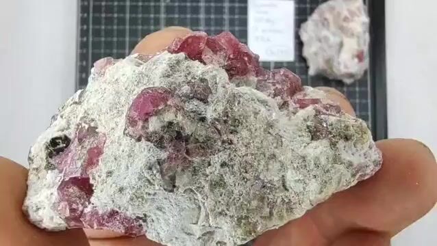 Video de 250 gr Granate Frambuesa y Vesuvianita (2 pz) - Minerales de Colección