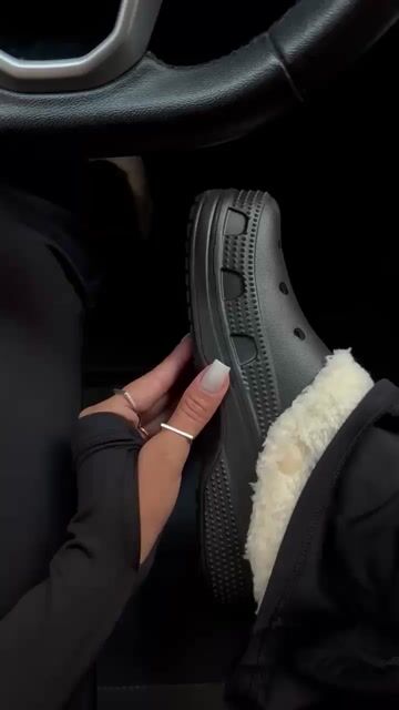 Vídeo de CROCS PELÚCIA - PRETO