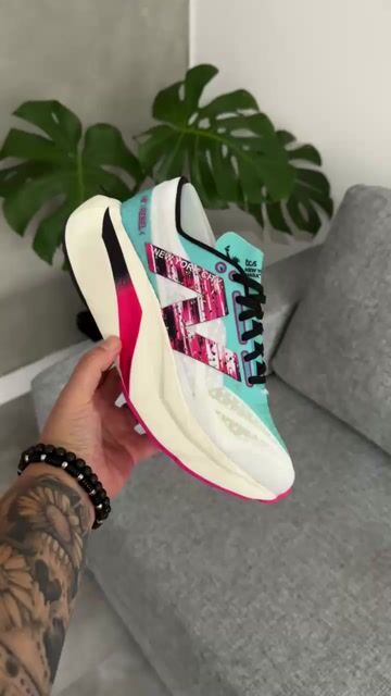 Vídeo de Tênis New Balance Fuelcell Elite V4 Turquesa Rosa - PROMOCIONAL
