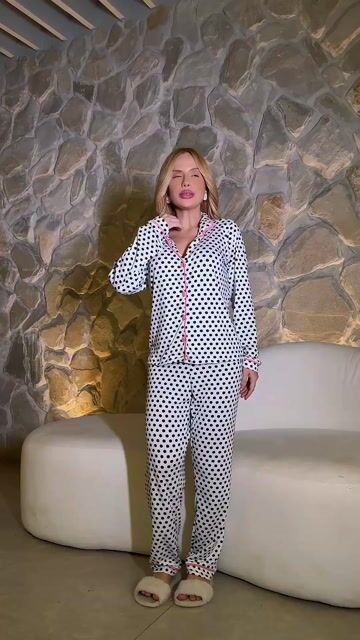 Vídeo de Pijama Americano Inverno • Poá Fundo Branco com Rosa Bebê