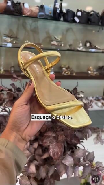 Video of Sandália Flat Delicate Tiras Couro Metalizado Dourado Carrano 919021