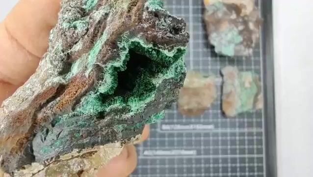 Video de 402 gr Brochantita y Atacamita Acicular (5 pz) - Minerales de Colección