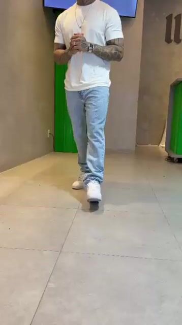 Video de Calça Reta Básica Clara Americano c/ Clareamento e Laser