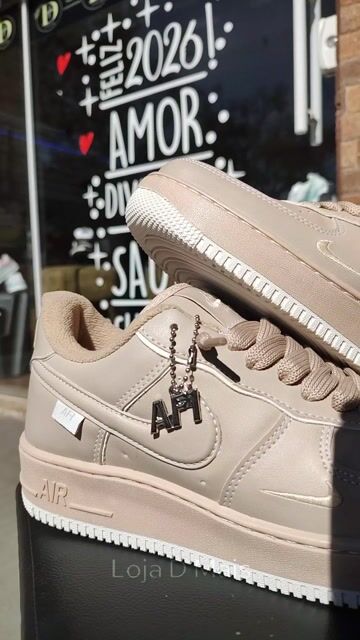 Vídeo de Tênis Nike Air Force 1 Bege Monocromático