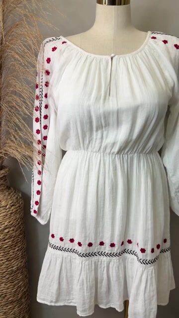 Video de Vestido de Algodão com Bordados Florais e Manga Longa