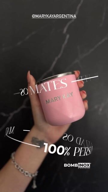 Video de SERVICIO 1 GRABADO PERSONALIZADO MEDIANO (4,5 CM X 4,5 CM) - GRABADO EN SIMIL - QUENCHER, TERMO O MATE