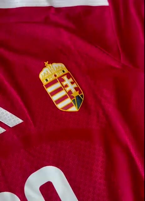 Video de CAMISETA HUNGRIA 2026/27 TITULAR SZOBOSZLAI 10 - TELA JUGADOR