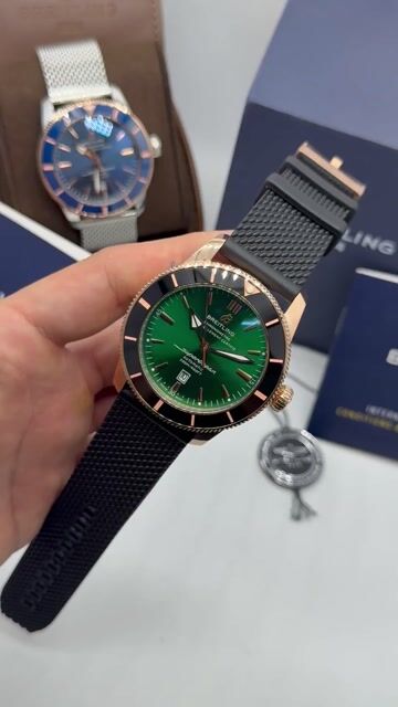 Video de Breitling Superocean 44mm - AÇO ROSE/MOSTRADOR VERDE - SILICONE