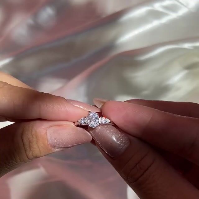 Video de Anel Clara · Prata 925 · Oval · Solitário · Três Pedras