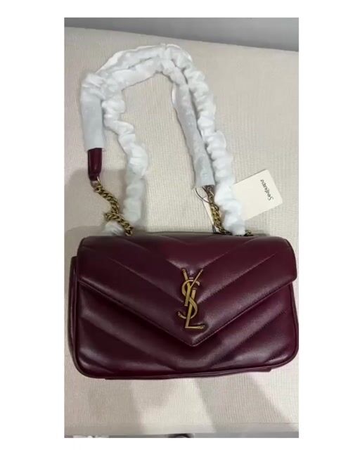 Vídeo de Bolsa Saint Laurent Loulou Pequena Em Couro De Cordeiro Matelasse Bordo Com Ferragens Douradas