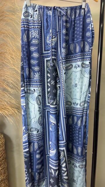 Video de Calça Pantalona de Viscose com Estampa Bandana Azul