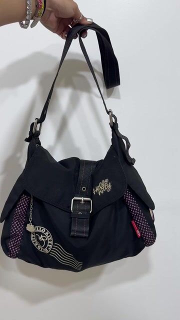 Vídeo de BOLSA CARTEIRO PRETA HELLO KITTY •
