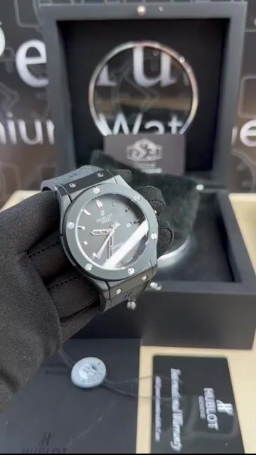 Video de Hublot Clasic Fusion 42mm - AÇO PRETO/MOSTRADOR PRETO - SILICONE E COURO